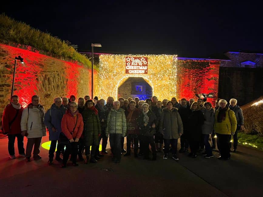 LandFrauen-Gruppe vor dem beleuchteten Eingang des Christmas Garden Koblenz