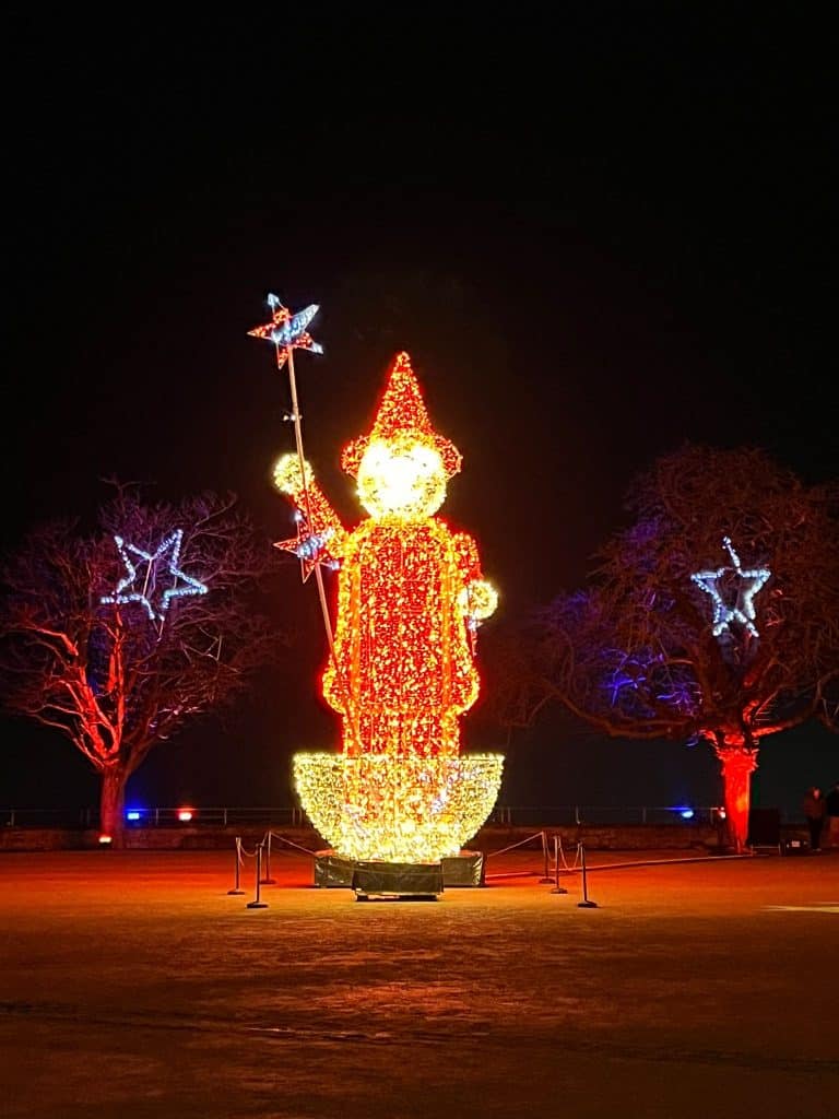 Leuchtende Weihnachtsfigur bei Nacht