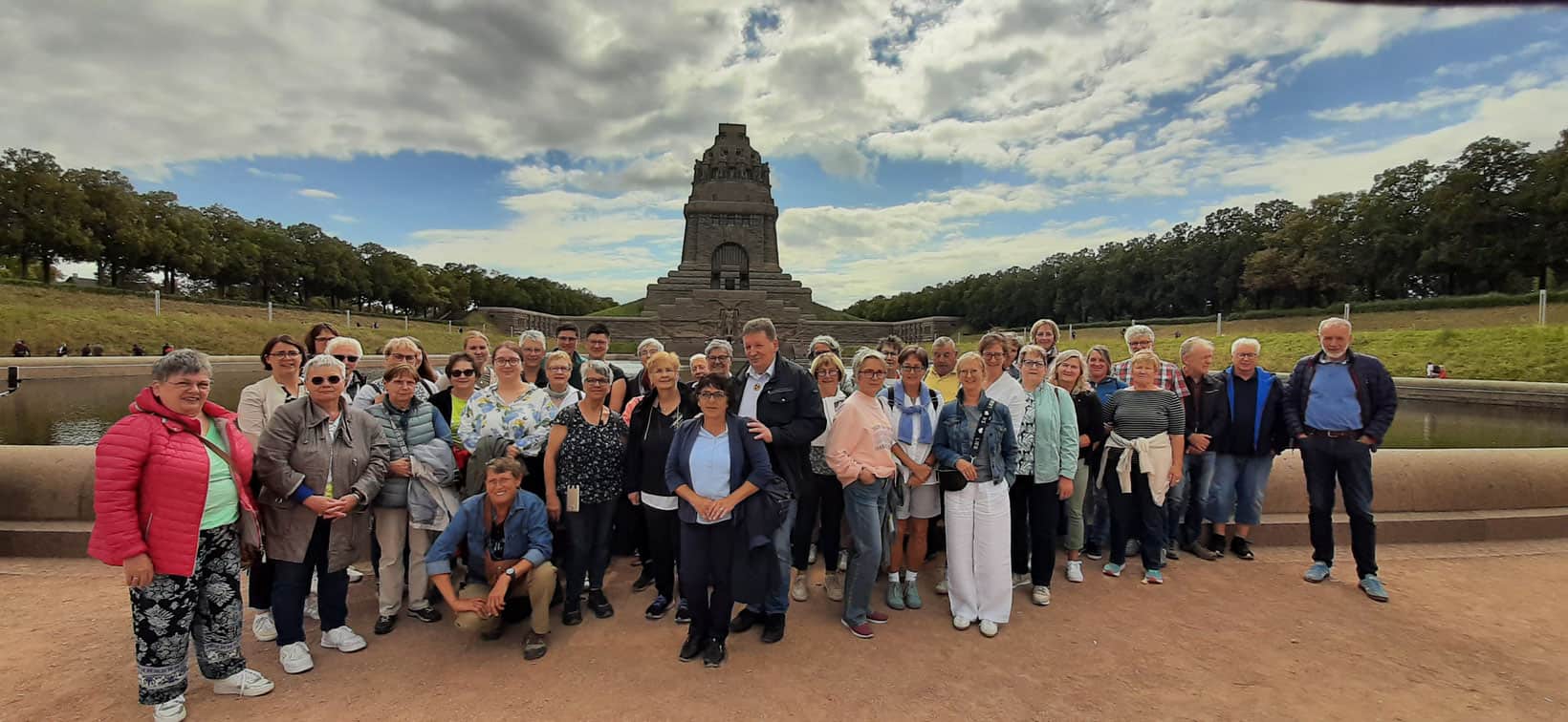 Reisegruppe vor dem Völkerschlachtdenkmal in Leipzig