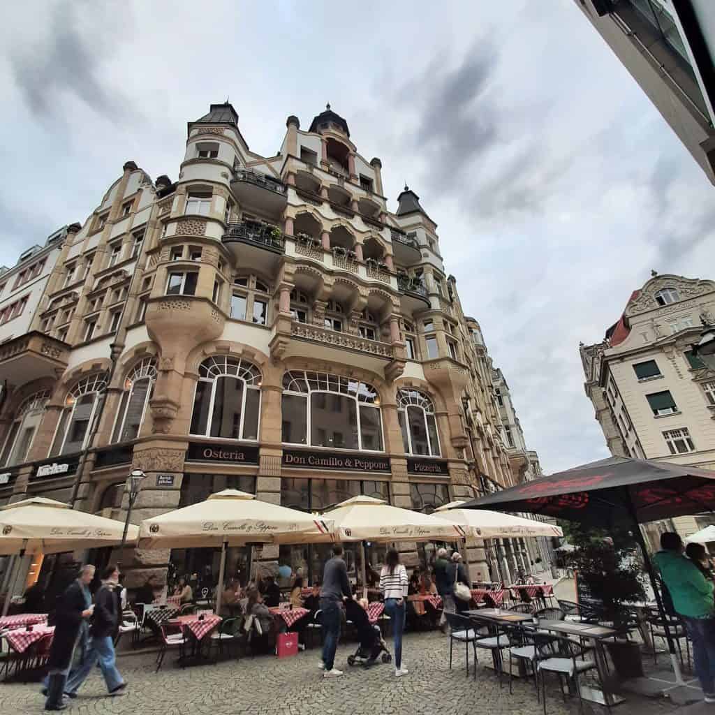 Historisches Gebäude mit Straßencafé in Leipzig