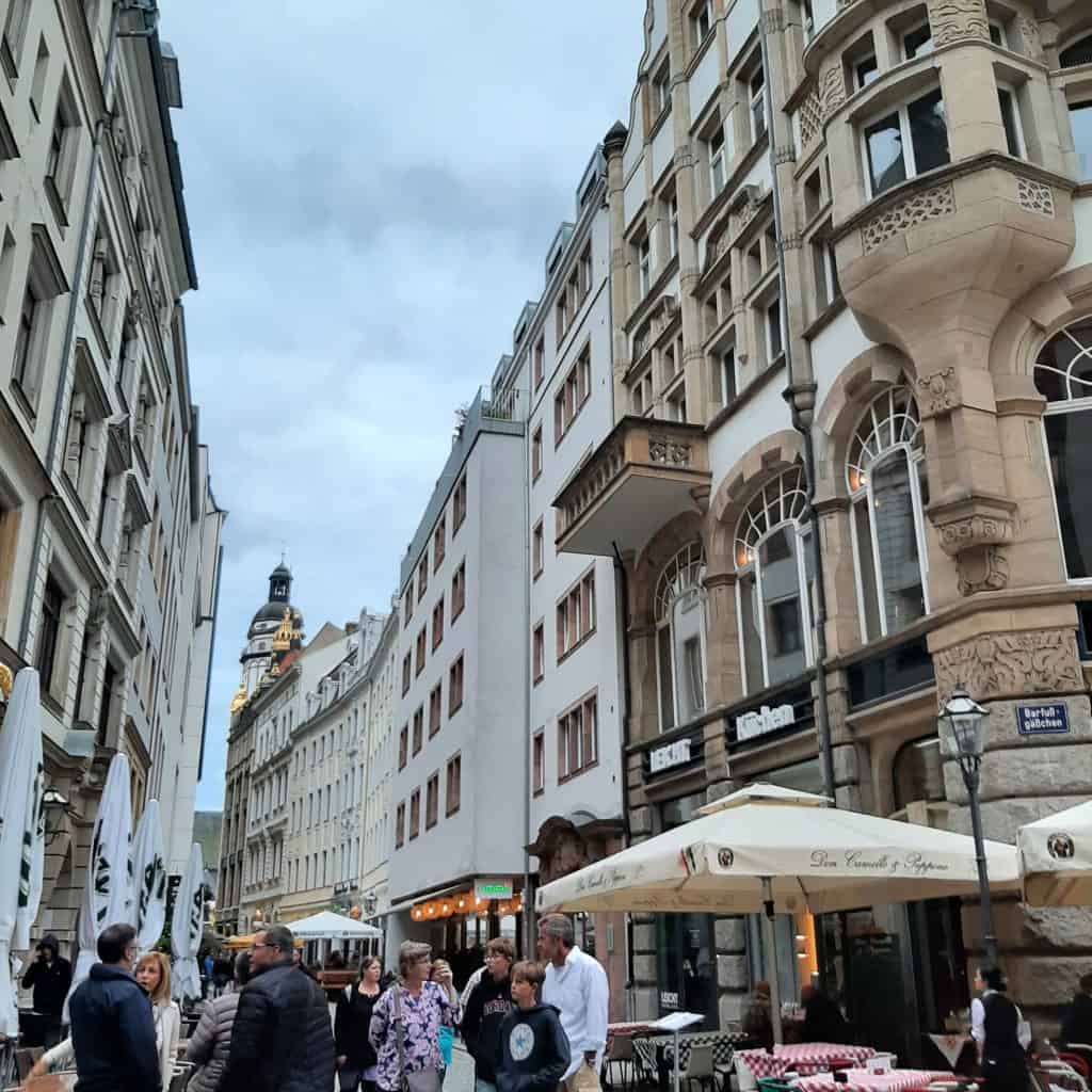 Leipziger Straße mit historischen Gebäuden