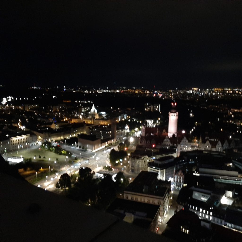 Leipzig bei Nacht mit beleuchteter Innenstadt