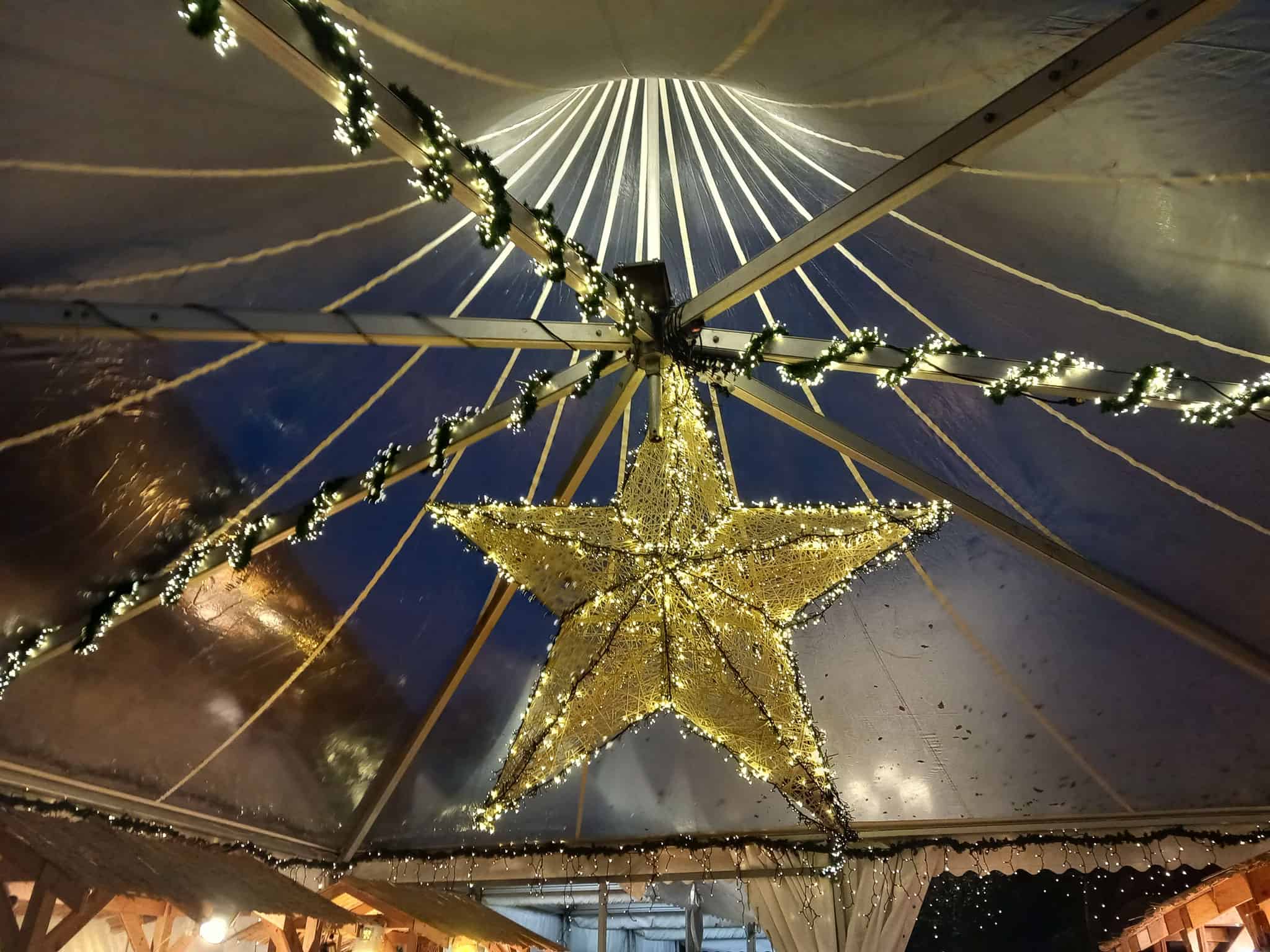 Beleuchteter Weihnachtsstern im Festzelt