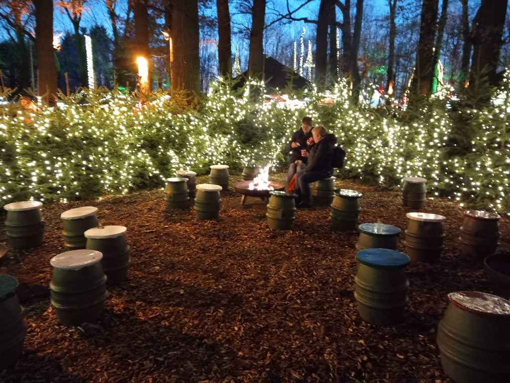 Waldweihnachtsmarkt Velen mit Lichterketten und Feuerschale.