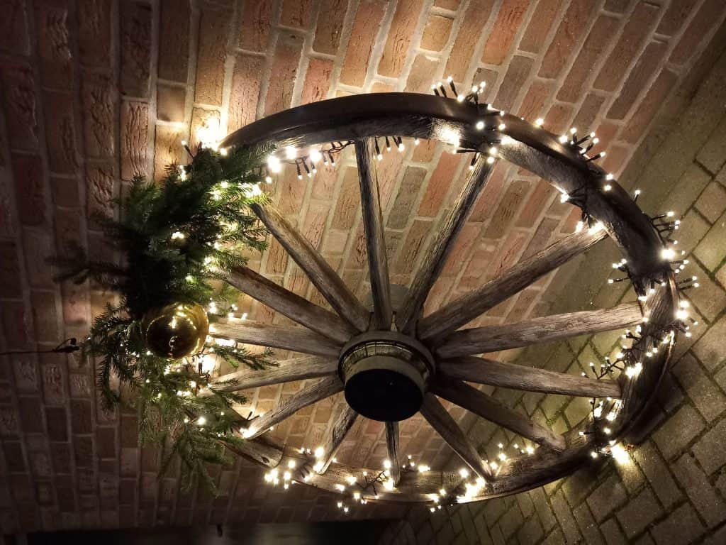 Weihnachtlich geschmücktes Wagenrad im Waldweihnachtsmarkt