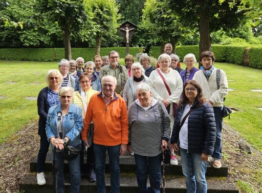Landfrauen Wisserland vor dem Hospiz in Bruche