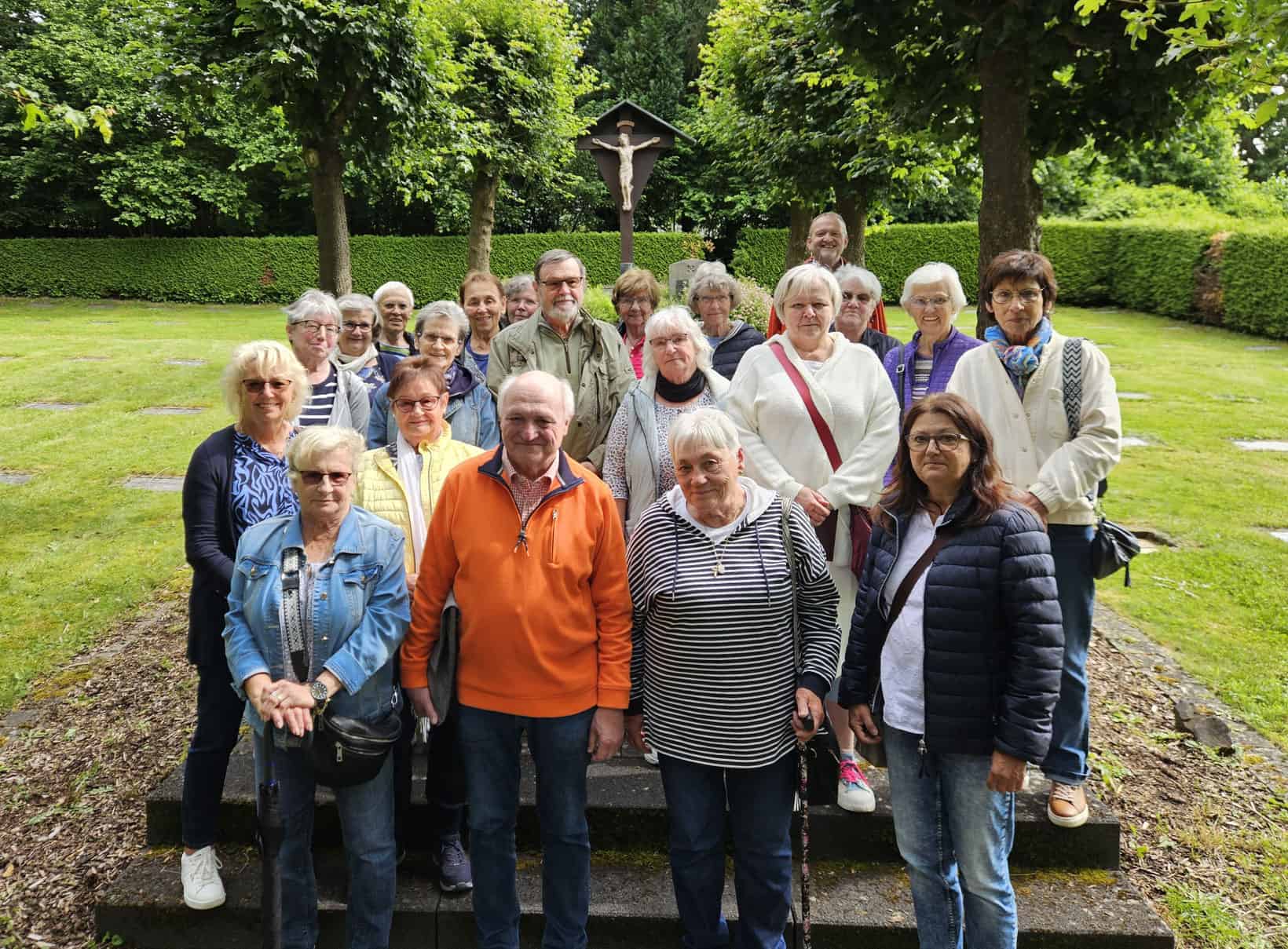 Landfrauen Wisserland vor dem Hospiz in Bruche