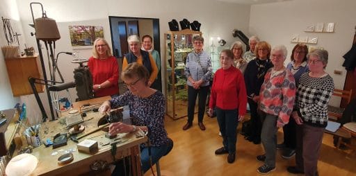 Landfrauen bei einem Besuch in einer Goldschmiedewerkstatt