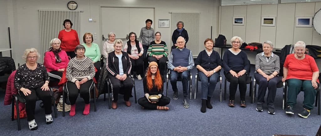 Gruppe der Landfrauen beim Yoga auf dem Stuhl