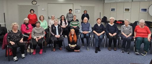 Gruppe der Landfrauen beim Yoga auf dem Stuhl
