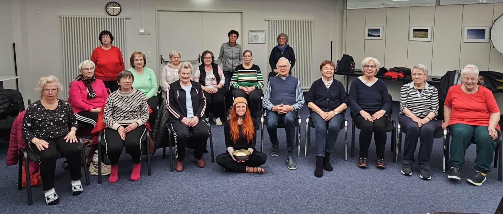 Gruppe der Landfrauen beim Yoga auf dem Stuhl