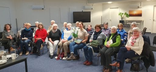 Eine Gruppe von Frauen sitzt zusammen bei einem LandFrauen-Vortrag zum Thema Lebensmittel.