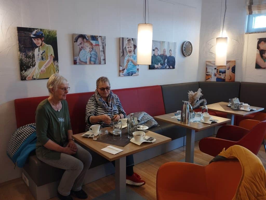 Zwei Landfrauen bei einer Kaffeepause
