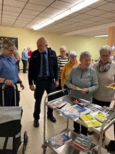 Besucher informieren sich über verschiedene Betrugsmaschen