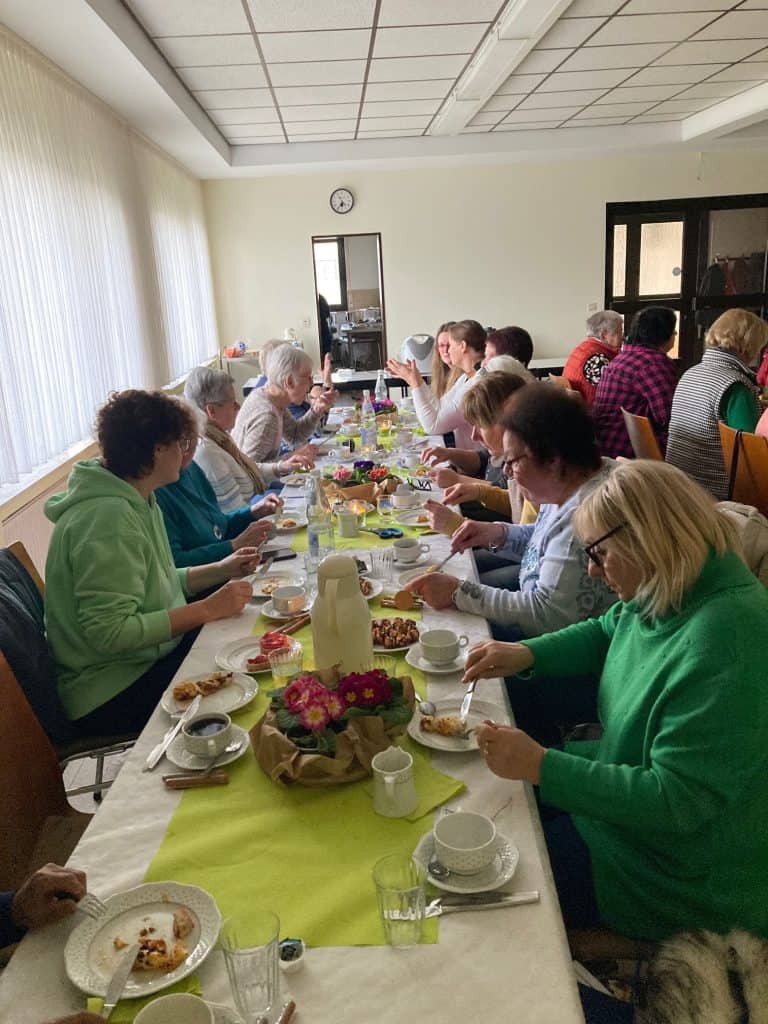 Landfrauen beim gemeinsamen Essen nach dem Kochkurs