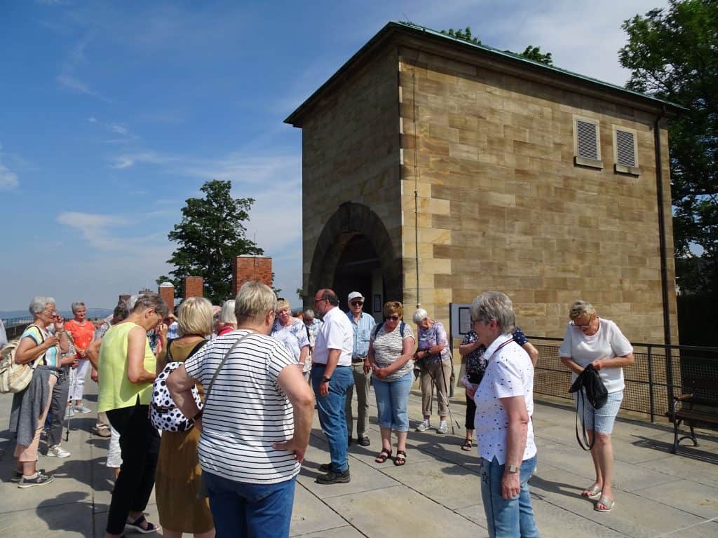 Reisegruppe vor einsteinischem Turmbau in der Sächsischen Schweiz.