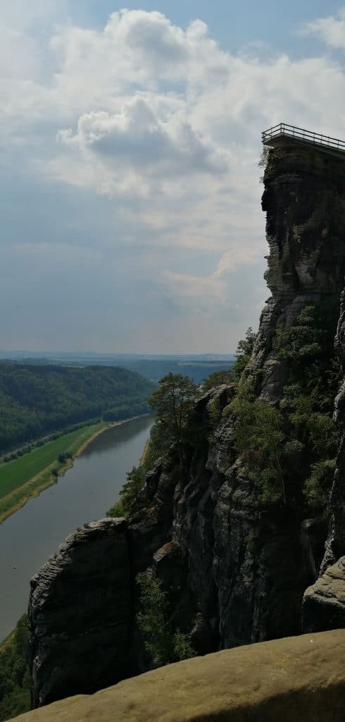 Felsklippe mit Aussichtspunkt über der Elbe