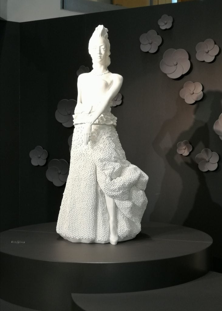 Weiße Frauenfigur in einer Ausstellung