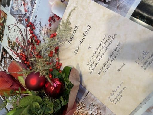 Dankurkunde und Blumenstrauß für Elke Hackbeil