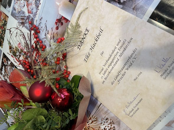 Dankurkunde und Blumenstrauß für Elke Hackbeil
