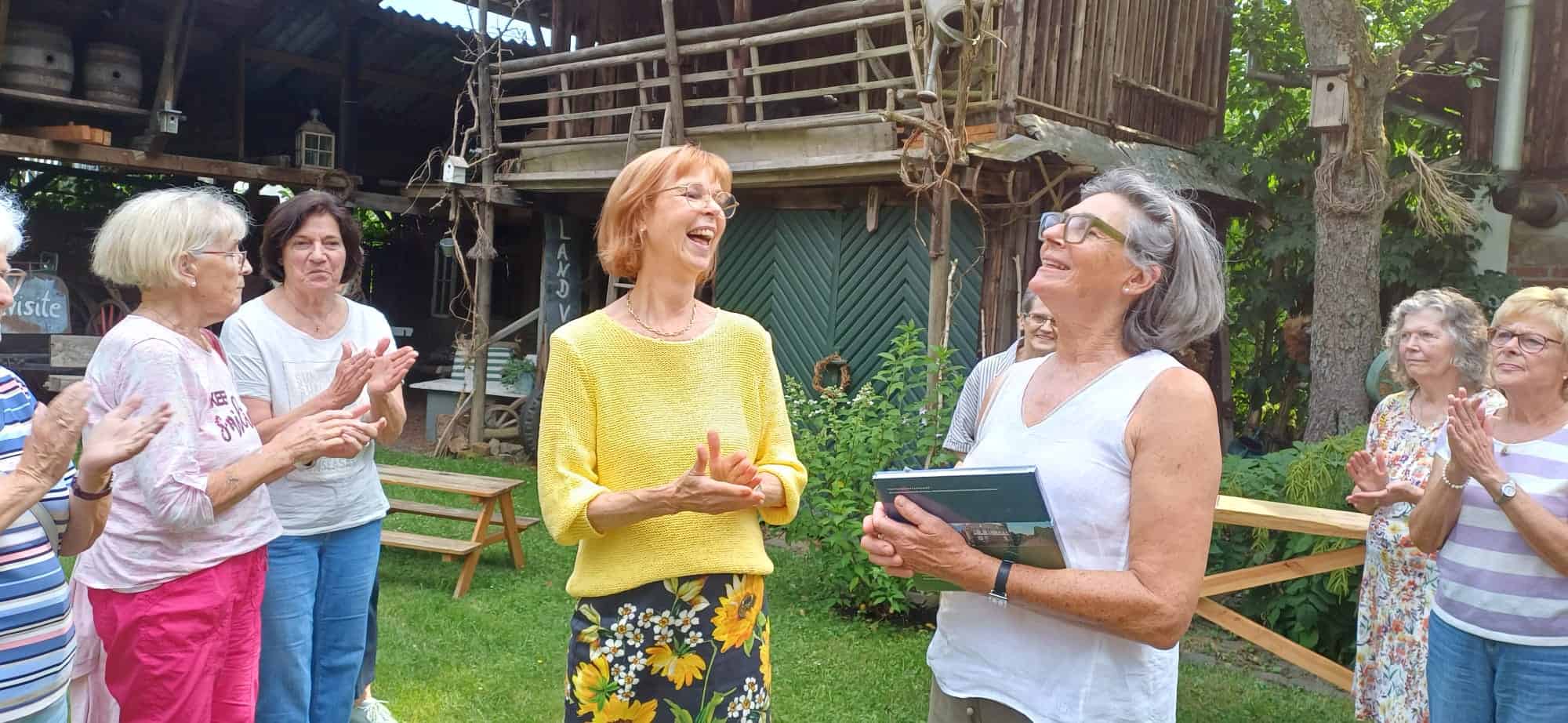 LandFrauen genießen Gartennachmittag für den guten Zweck – Foto 2