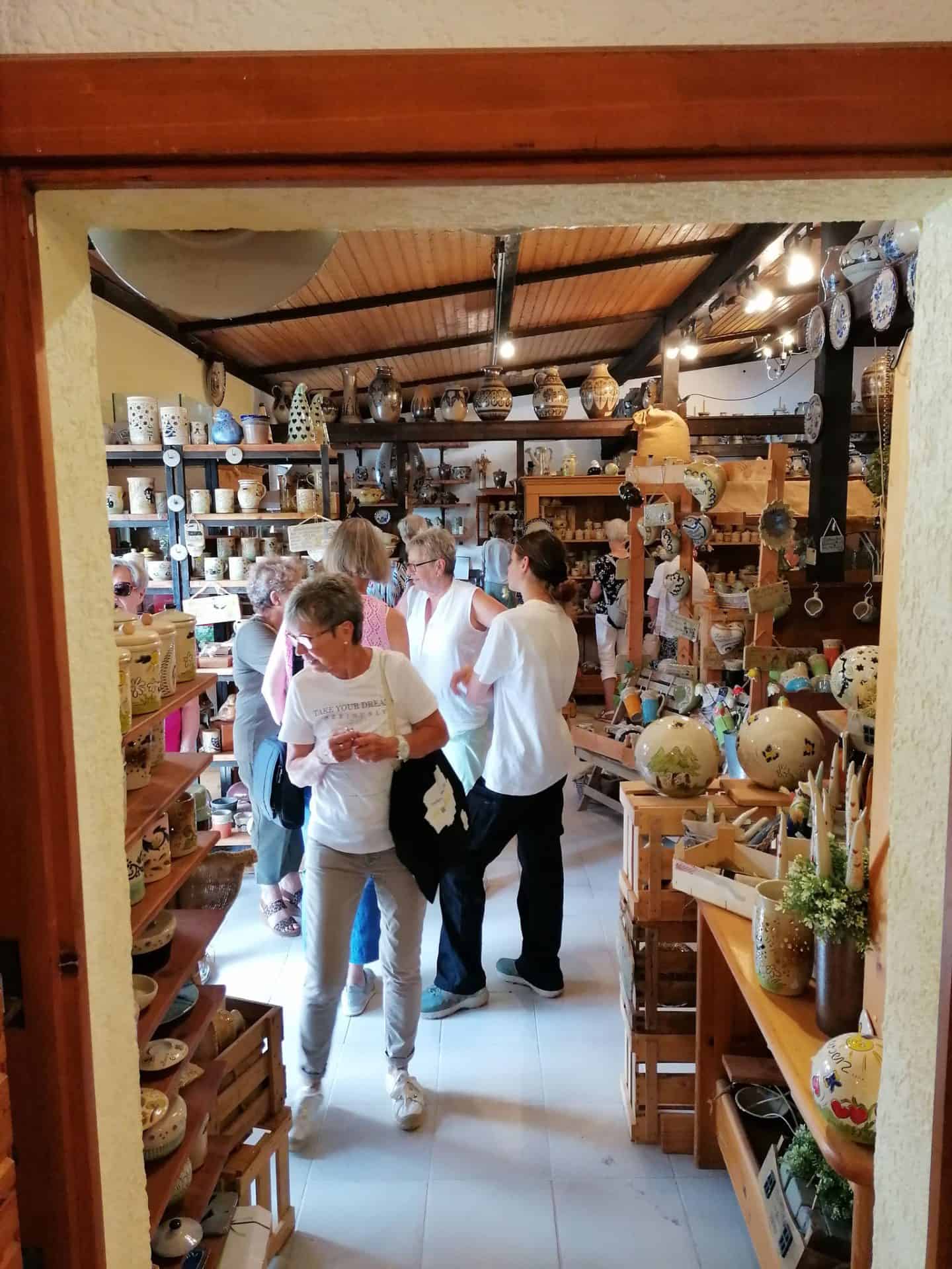 Die Betzdorfer LandFrauen besuchten die Töpferei Fürst in Alpenrod. – Foto 2