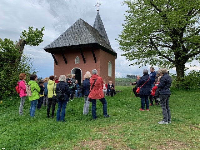 Die Landfrauen Betzdorf besuchten die Annakapelle im Wildenburger Land. – Foto 1