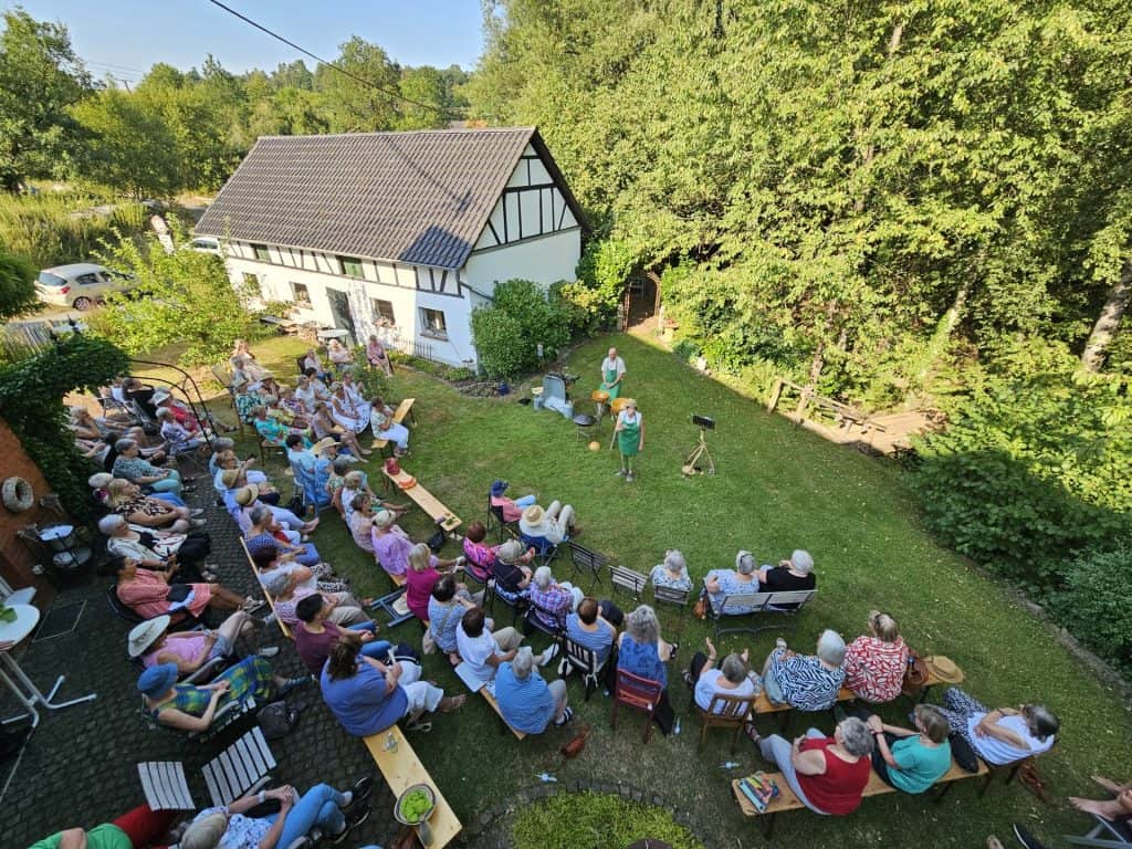 Chawwerusch-Theater aus der Pfalz begeisterte LandFrauen – Foto 3