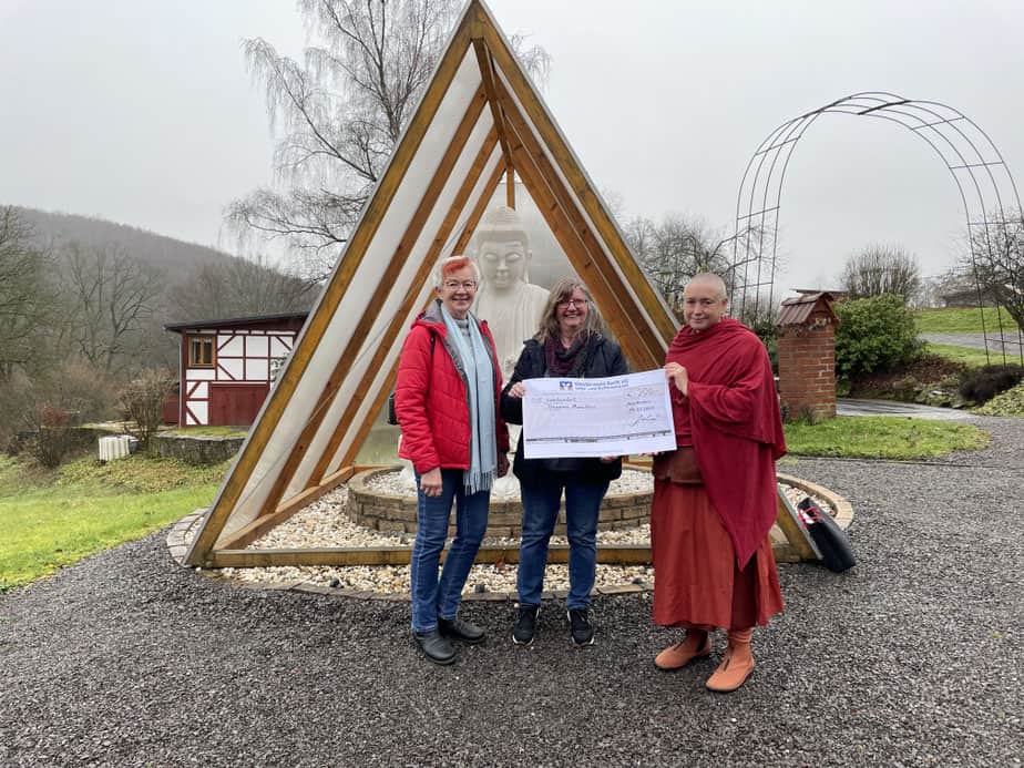Spendenübergabe an die Dhamma-Stiftung – Foto 1