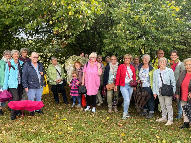 Landfrauen Betzdorf besuchen Skulpturenpark „Im Tal“ – Foto 1